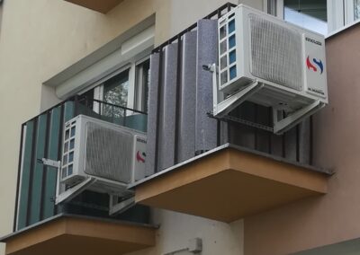 Jednostka klimatyzatora Sinclair wisząca na balkonie