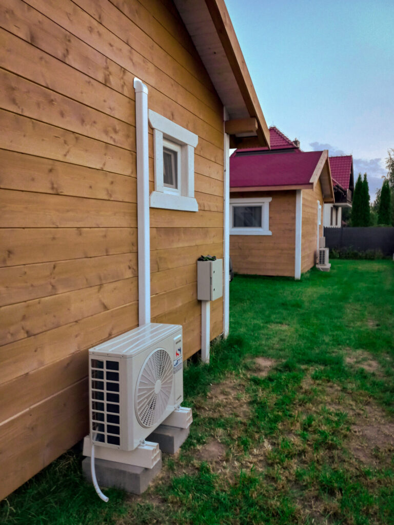 Klimatyzacja Mazury - Jednostka zewnętrzna klimatyzacji w domku drewnianym