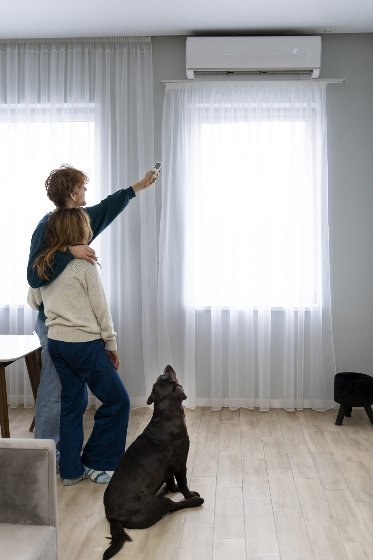https://www.pro-con.biz.pl/wp-content/uploads/2023/12/full-shot-couple-dog-home.jpg